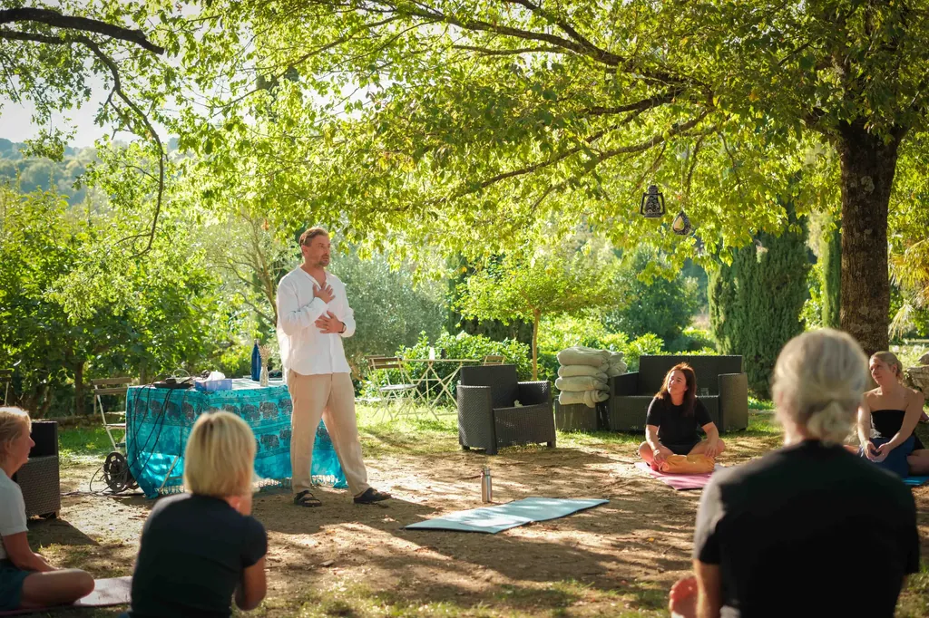 Oli Fairhurst facilitating an outdoor group breathwork session